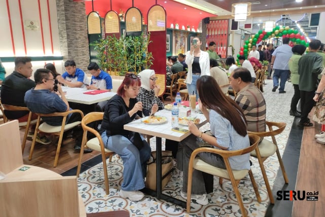 Animo pengunjung menikmati hidangan Ah Bang Kopitiam Matos. (rhd)