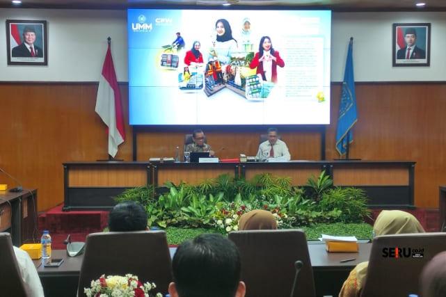 Menko PMK soroti disrupsi teknologi AI di bidang pendidikan bersama civitas UMM. (rhd)