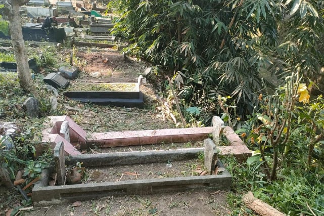 Sejumlah makam di tepi jurang anakan Sungai Bango rawan ambrol. (ist)