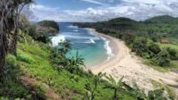 Sensasi Menikmati Keindahan Alam Pantai Nganteb dari Atas Tebing 50 Meter