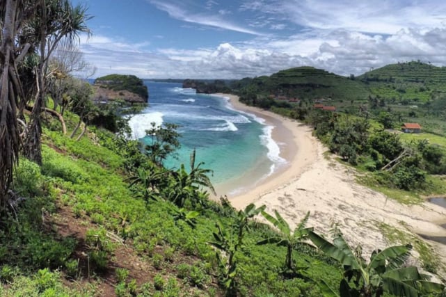 Sensasi Menikmati Keindahan Alam Pantai Nganteb dari Atas Tebing 50 Meter