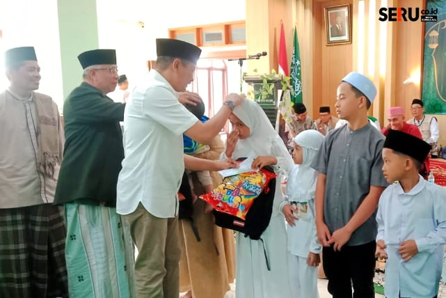 Wali Kota Malang menyalurkan santunan anak yatim dalam rangkaian puncak Safari Muharram PCNU Kota Malang. (bas)