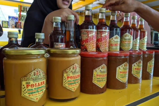 Berbagai produk yang dihasilkan oleh peternakan madu di Wisata Petik Madu Lawang. (ist)