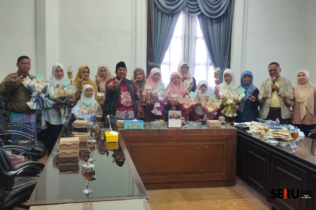Foto bersama para pemenang Lomba Menulis Cerita Anak. (rhd)