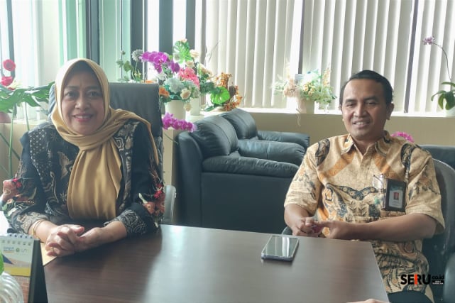 Prof Puji Handayati dan Prof Sunaryono, menjawab pertanyaan awak media. (rhd)