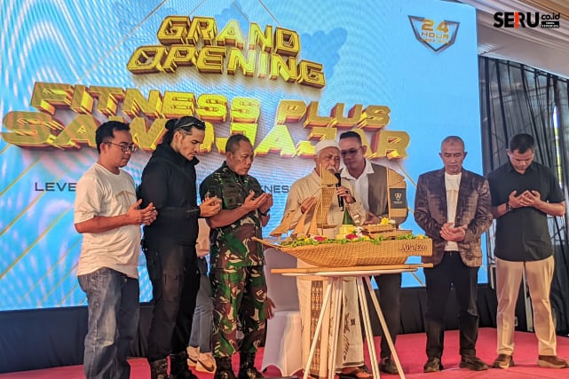Pemotongan tumpeng ucapan syukur peresmian Fitness Plus Sawojajar. (bas)
