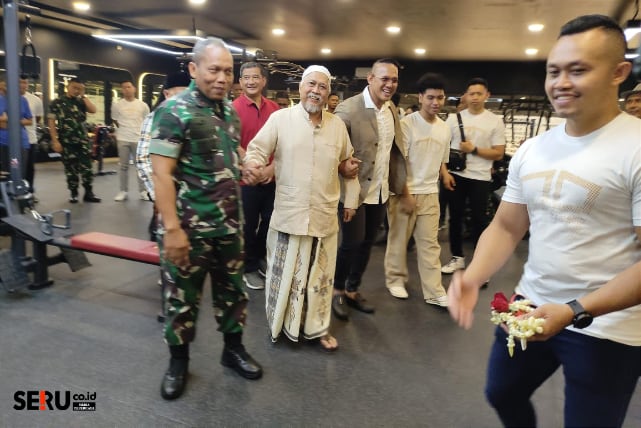 Dith bersama tamu undangan meninjau Fitness Plus Sawojajar yang menghadirkan fasilitas Mega Gym 24 jam. (bas)