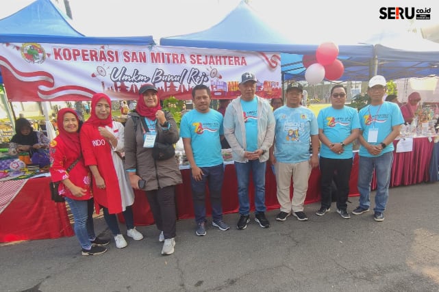 Meninjau dan foto bersama pelaku UMKM di stand bazar. (rhd)