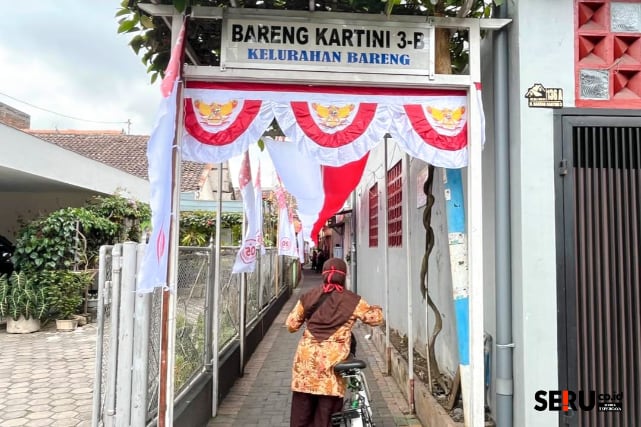 Bendera dan ornamen kemerdekaan membuat tampilan Gang Bareng Kartini 3-B lebih indah. (bas)