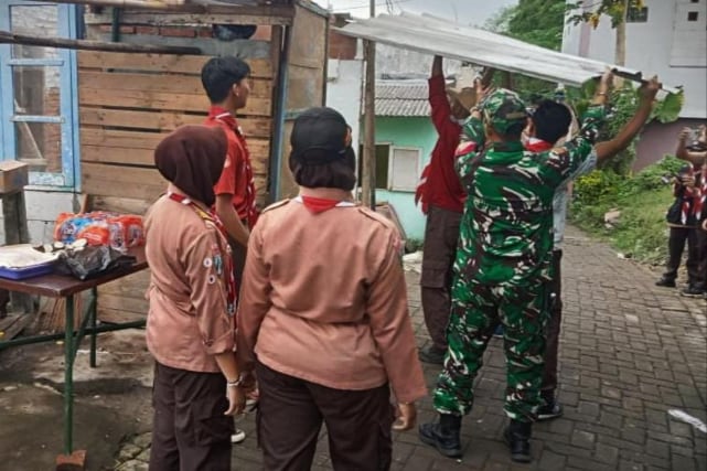 Koramil dan Pramuka Kwartir Sukun Gotong Royong Bedah Rumah Warga