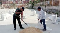 Babinsa Kedungkandang Dampingi Petani Kotalama Pengeringan Padi