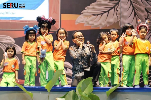 Menko PMK foto dan bercanda bersama anak-anak PAUD. (rhd)