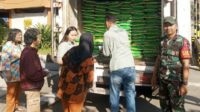 Babinsa Gadang Dampingi Bulog dalam Penjualan Beras Premium