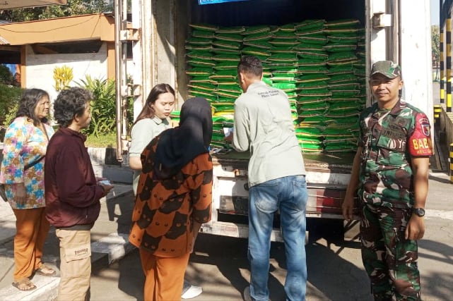 Babinsa Gadang Dampingi Bulog dalam Penjualan Beras Premium