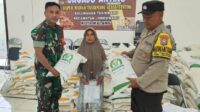 Babinsa Lowokwaru Dampingi Penyaluran Bantuan Pangan Nasional untuk Warga Tasikmadu