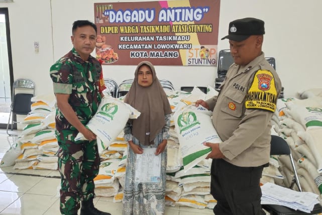 Babinsa Lowokwaru Dampingi Penyaluran Bantuan Pangan Nasional untuk Warga Tasikmadu