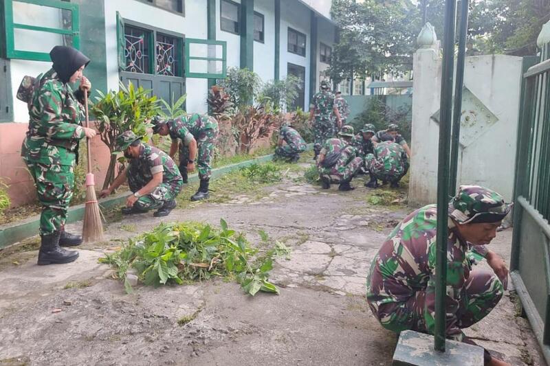 Kodim 0833/Kota Malang Karya Bakti di SD Kartika IV-6 dan SD Kartika IV-7