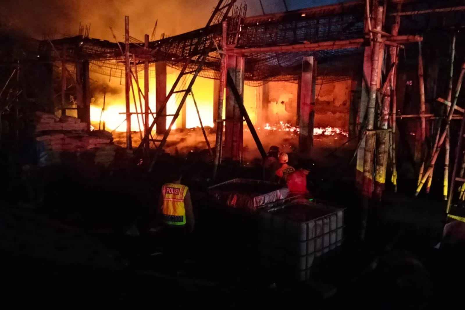 Polisi Dalami Penyebab Kebakaran Proyek Pembangunan Gedung SMP Ponpes An Nur 3 Bululawang