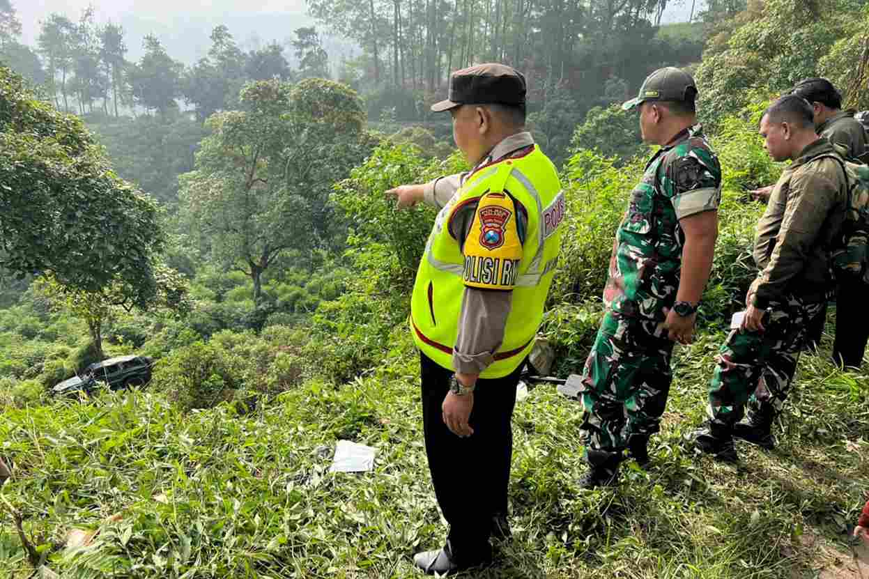 Mobil Mewah Land Cruiser Terjun ke Jurang Dari Arah Bromo ke Malang