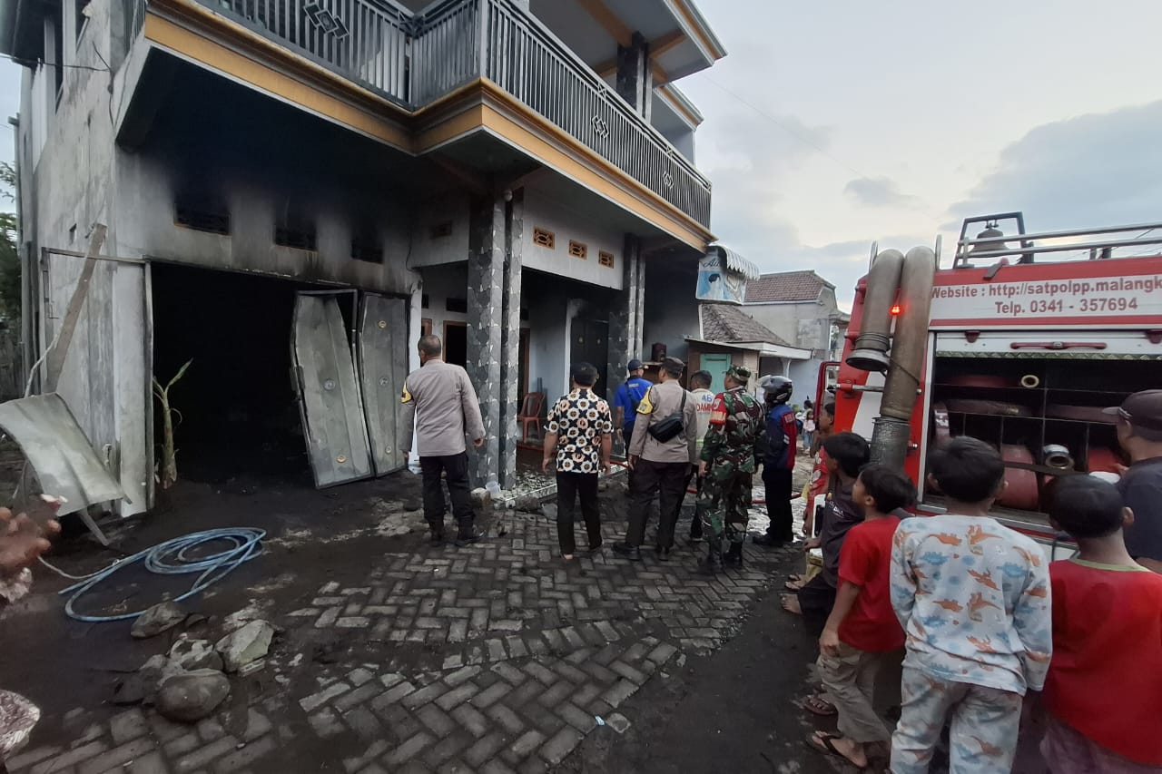 Rumah Warga Poncokusumo Terbakar Akibat Gas Bocor, Kerugian Capai Rp400 Juta