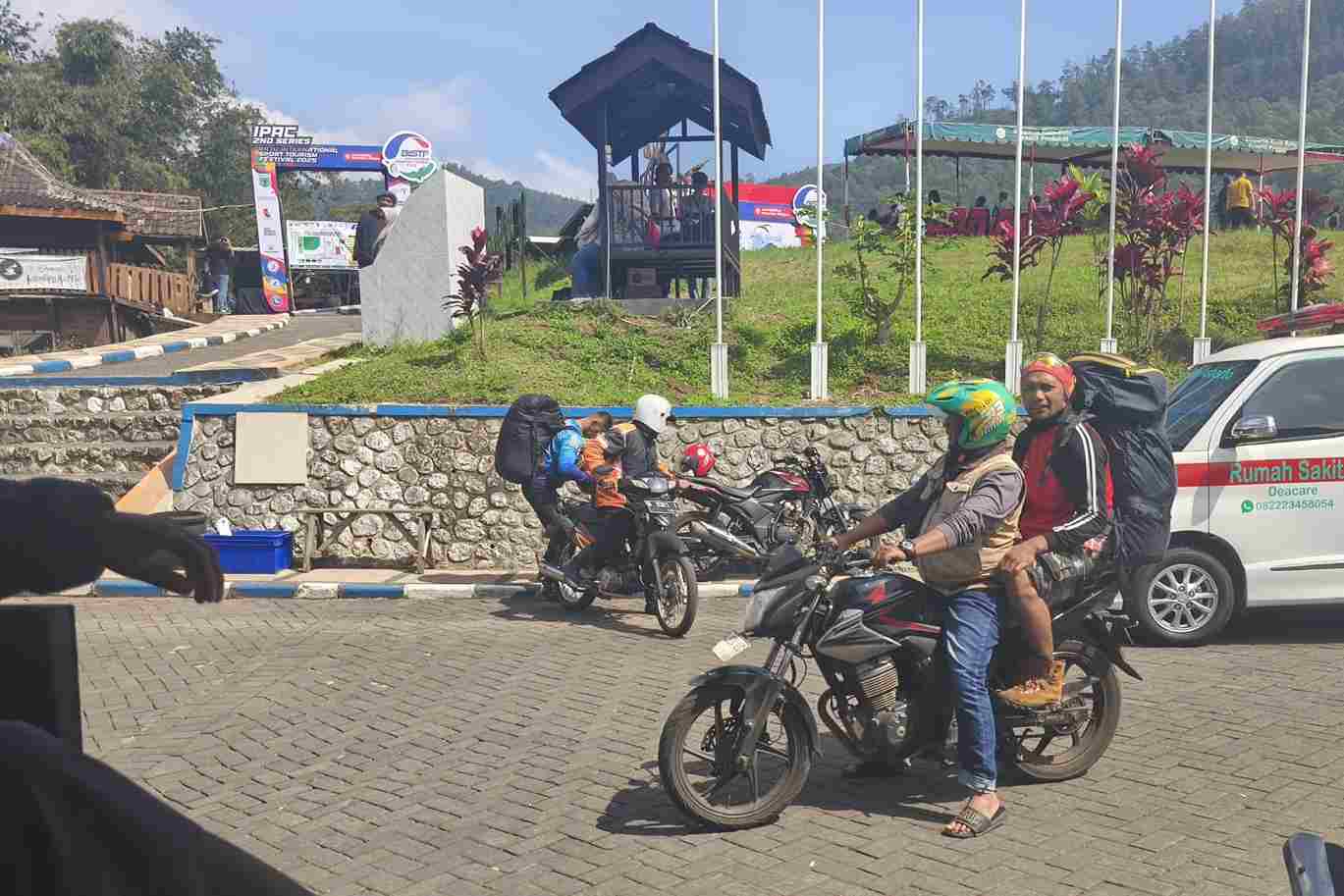 Mengais Rezeki Dari Jasa Antar Wisatawan ke Lokasi Take Off Paralayang Batu