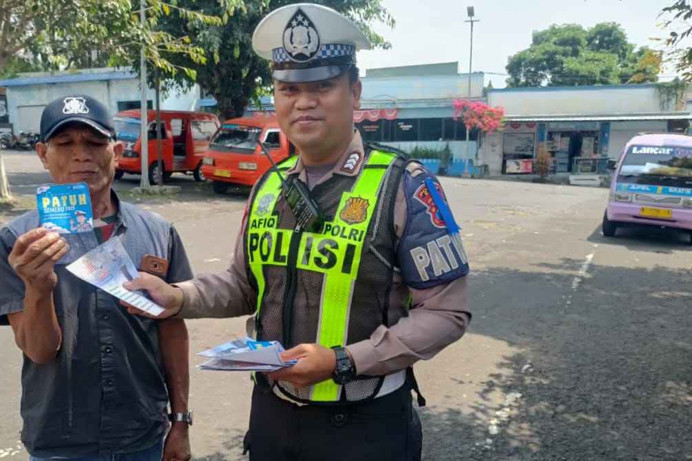 Operasi Patuh Semeru, Satlantas Polres Batu Sambangi Pengemudi Angkot di Terminal Batu
