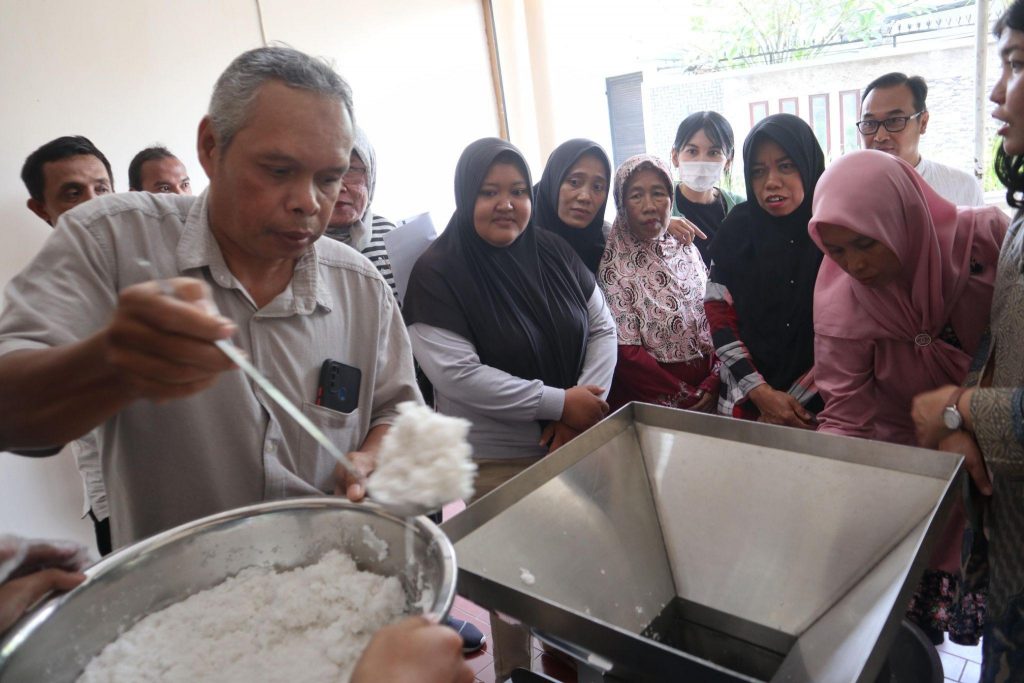 Polinema Memberdayakan Pengembangan UMKM Produksi VCO dan Sabun VCO Warga Bunulrejo