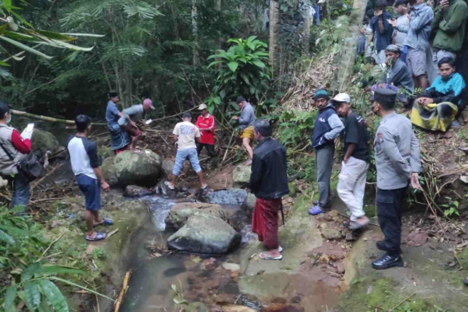 ODGJ Ditemukan Tewas di Antara Bebatuan dan Tumpukan Sampah Sungai Dampit