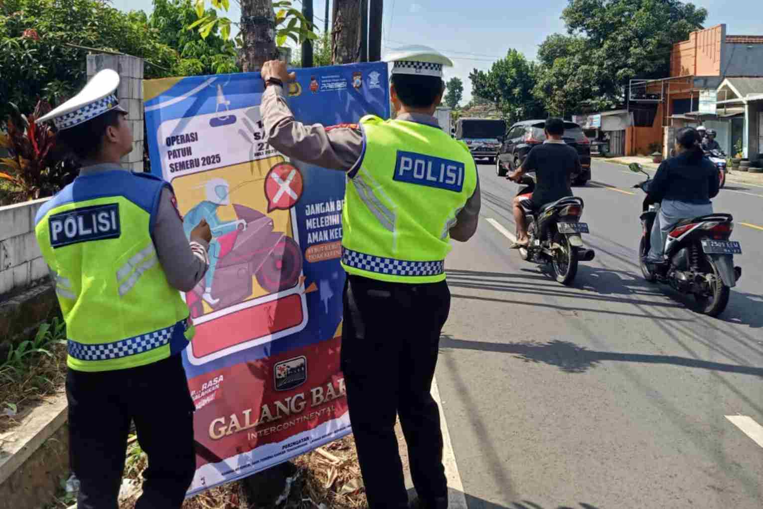 Tekan Angka Kecelakaan Lalu Lintas, Polres Malang Pasang Papan Peringatan di Jalur Rawan