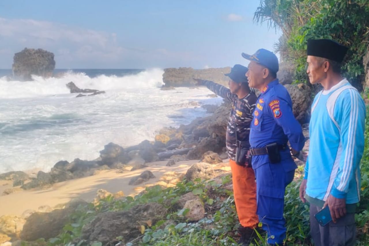 Pencarian Pemuda Gedangan yang Hilang di Pantai Watu Lepek Terkendala Ombak Besar
