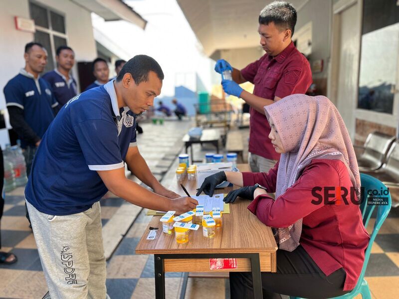 Petugas dan Warga Binaan Rutan Situbondo Lakukan Tes Urine Cegah Penyalahgunaan Narkoba