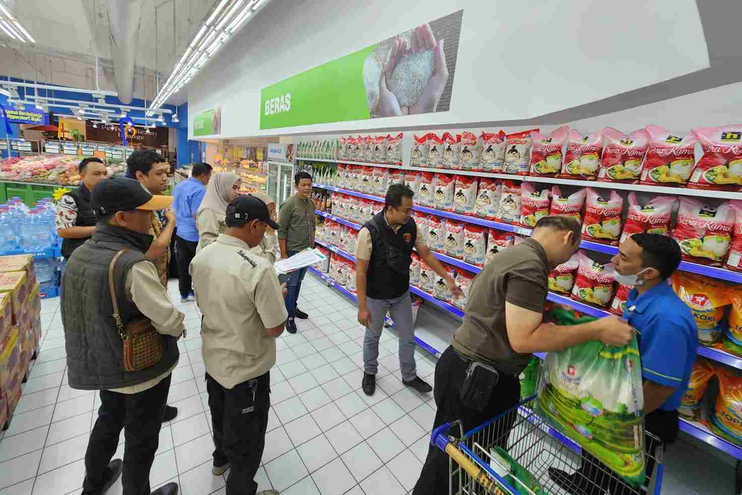 Satgas Pangan Polres Batu Sidak Beras Oplosan di Sejumlah Toko