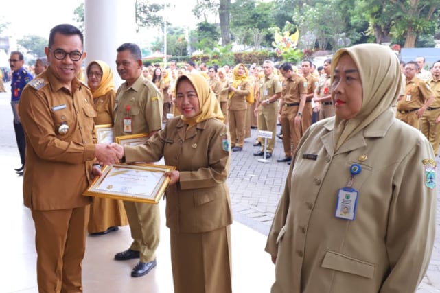 Wali Kota Batu Beri Penghormatan pada ASN Pemkot Batu yang Pensiun