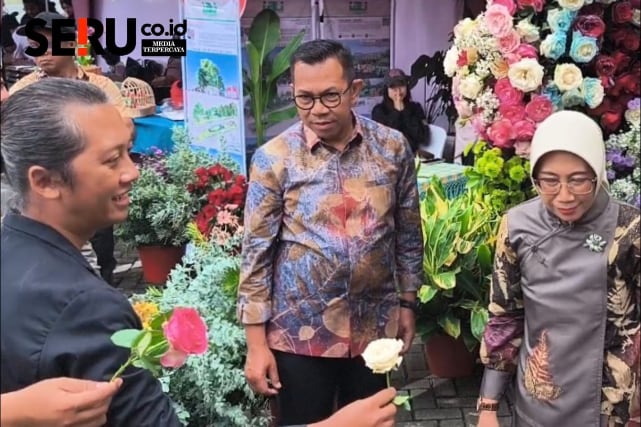 Ketua IALI Malang menyerahkan bunga mawar potong kepada Wali Kota Batu dan Ketua PKK untuk disematkan pada rangkaian bunga. (Seru co.id/dik)