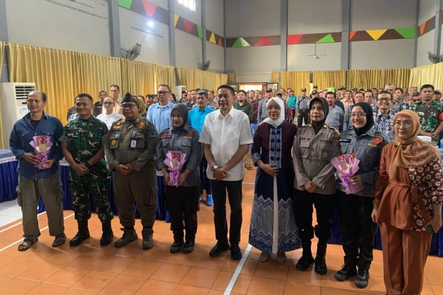 Wali Kota Malang bersama perwakilan Ketua RT, Satlinmas, Babinsa, Bhabinkamtibmas dan warga Kecamatan Sukun. (ist)