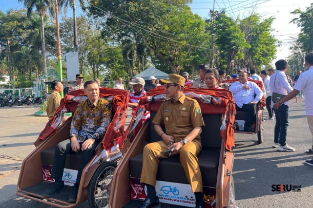 Bupati Pamekasan Salurkan Bantuan Becak Listrik dari Presiden Prabowo untuk Tukang Becak