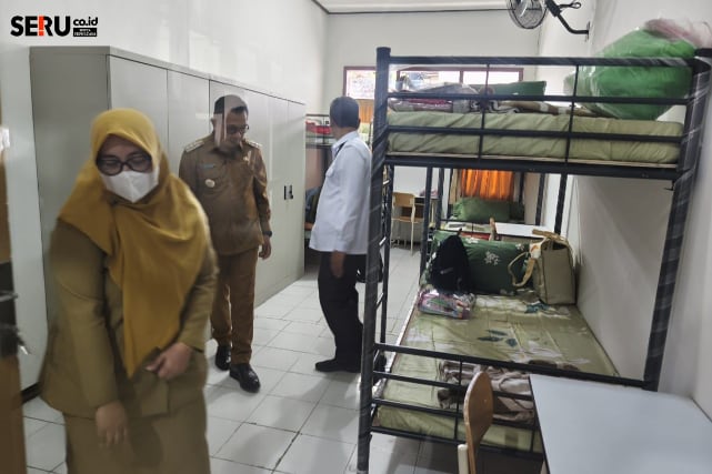 Wali Kota Batu meninjau kelengkapan fasilitas asrama yang digunakan peserta didik Sekolah Rakyat. (Seru.co.id/dik)