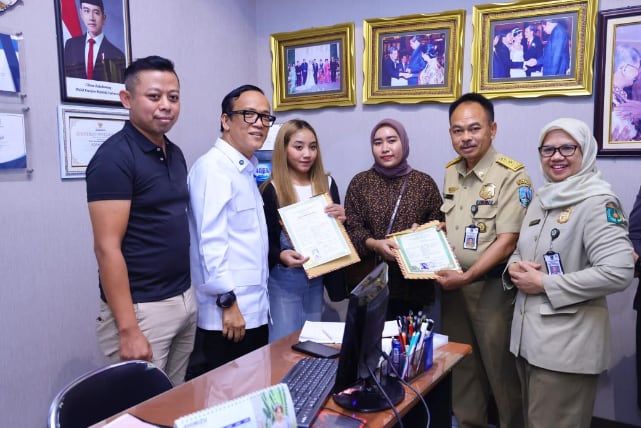 Para pekerja menerima ijazahnya kembali usai Kemnaker melakukan Sidak. (ist)