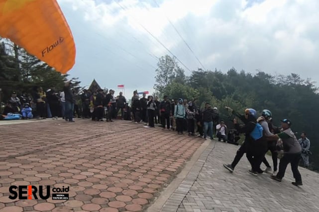 Wawali Batu, Heli Suyanto menjajal Tandem Paralayang bersama Pilot Paralayang Profesional. (Seru.co.id/dik)