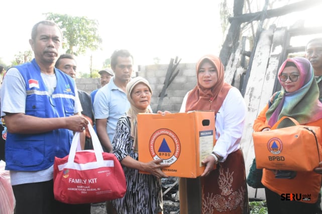 Wabup Ulfi Berikan Bantuan Langsung pada Korban Rumah Terbakar