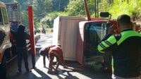 Truk Box Ekspedisi Terguling di Pujon Akibat Hindari Kendaraan Oleng Didepannya