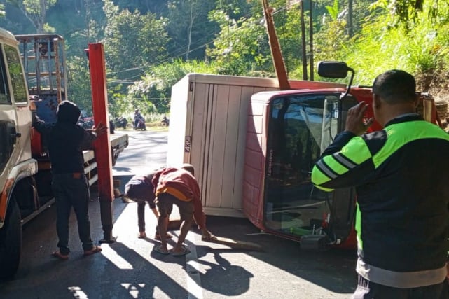 Truk Box Ekspedisi Terguling di Pujon Akibat Hindari Kendaraan Oleng Didepannya