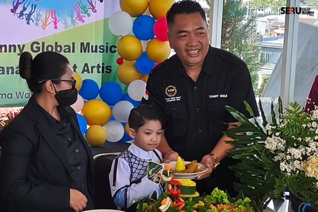 Abis Seiya didampingi Ibu dan Sonny Bule dari Sonny Global Music Jakarta melakukan tradisi potong tumpeng. (Seru.co.id/dik)