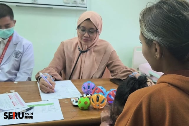 Dokter Spesialis Anak RSKH Batu melaksanakan pemeriksaan kesehatan. (Seru.co.id/dik)