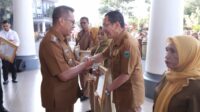 Wali Kota Batu Lepas dan Apresiasi ASN Purna Tugas dengan Penghargaan