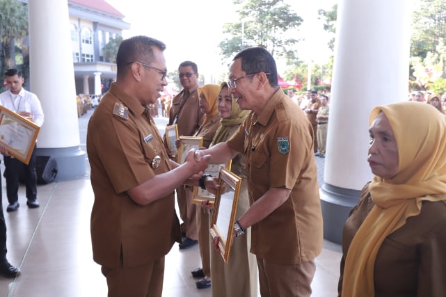 Wali Kota Batu Lepas dan Apresiasi ASN Purna Tugas dengan Penghargaan