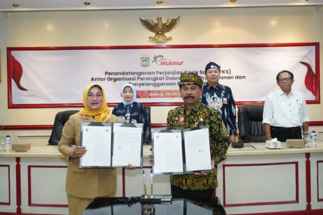 Proses penandatanganan Perjanjian Kerja Sama (PKS) di ruang Anusapati Pendopo Panji