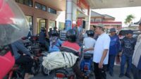 Bupati Bondowoso Gowes Keliling Pantau Antrean BBM dan Imbau Warga Tetap Tenang