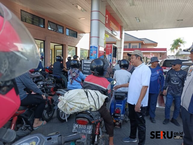 Bupati Bondowoso Gowes Keliling Pantau Antrean BBM dan Imbau Warga Tetap Tenang