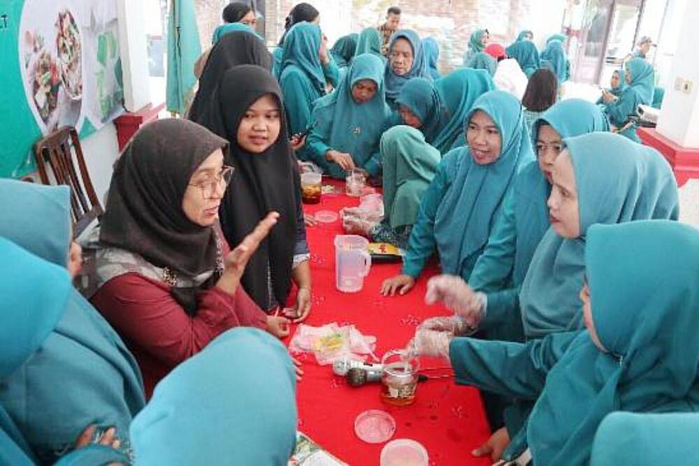 Polinema Latih Warga Olah Sampah Jadi Pupuk Pelet dan Eco-Enzim, Transformasi Hijau di Kecamatan Poncokusumo